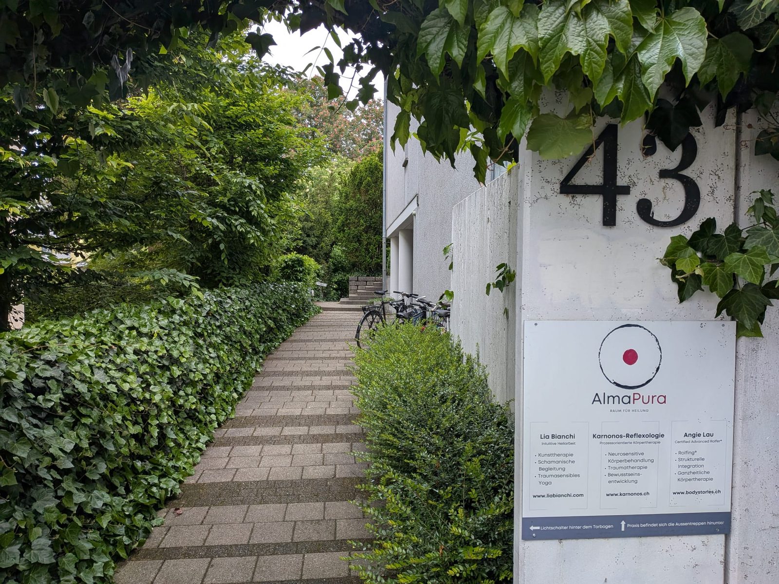 Hauseingang Weissenbuehlweg 43 in Bern mit dem AlmaPura-Schild