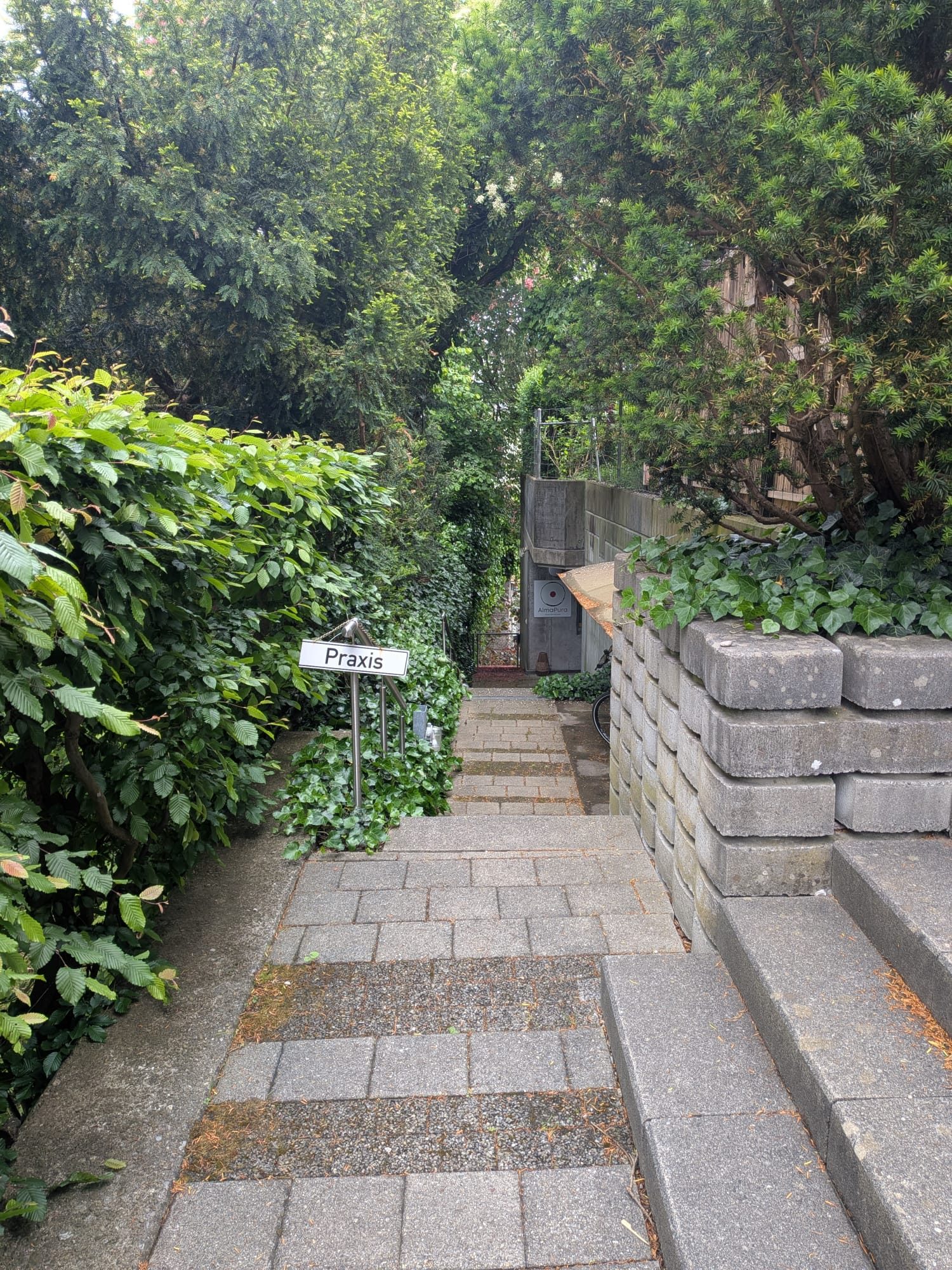 Treppe hinunter zur Praxis mit Hinweisschild Praxis